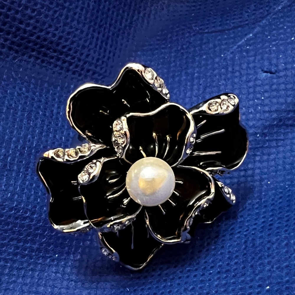 Large black enamel and faux pearl costume jewelry ring size 7